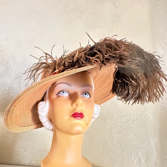 BREATHTAKING 1940s\' TAN STRAW WIDE BRIM HAT + BROWN FEATHERS + BAKELITE PIN